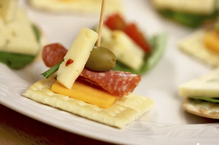 Gerahmter Druck : Cracker-Apfelliköre mit Käse Gerahmter Druck : Cracker-Apfelliköre mit Käse