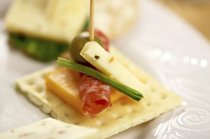 Gerahmter Druck : Cracker-Apfelliköre mit Käse Gerahmter Druck : Cracker-Apfelliköre mit Käse