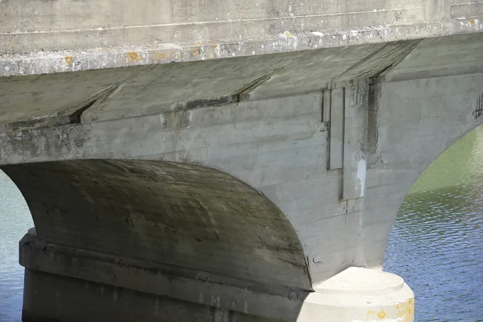 Gerahmter Druck : Risse, Brücke, Riss, Schaden, verfallen. Gerahmter Druck : Risse, Brücke, Riss, Schaden, verfallen.