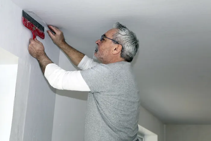 Gerahmter Druck : Handwerker (Malerei) für Tapetenarbeiten. Gerahmter Druck : Handwerker (Malerei) für Tapetenarbeiten.