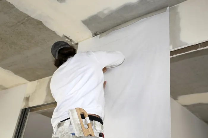 Gerahmter Druck : Handwerker für Tapetenarbeit Gerahmter Druck : Handwerker für Tapetenarbeit