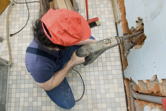 Gerahmter Druck : Handwerker arbeitet mit einem Bohrer. Gerahmter Druck : Handwerker arbeitet mit einem Bohrer.