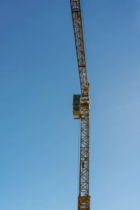 Gerahmter Druck : Kran gegen blauen Himmel. Gerahmter Druck : Kran gegen blauen Himmel.