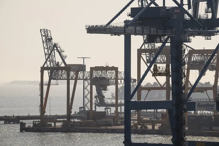 Gerahmter Druck : Kranen, Hafenanlage, Containerbeladung. Gerahmter Druck : Kranen, Hafenanlage, Containerbeladung.