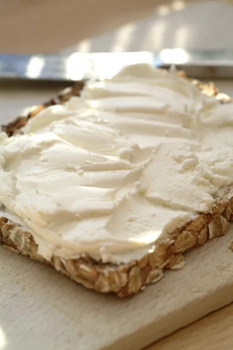 Gerahmter Druck : Käsecreme auf Brot. Gerahmter Druck : Käsecreme auf Brot.