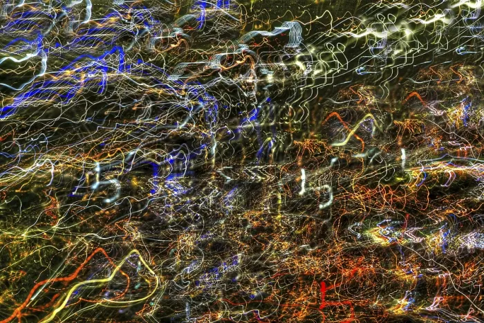 Gerahmter Druck : Farbige Lichtreflexionen in der Nacht