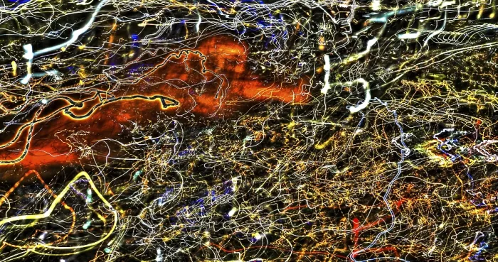 Gerahmter Druck : Farbige Lichtreflexionen auf einem bunten Muster Gerahmter Druck : Farbige Lichtreflexionen auf einem bunten Muster
