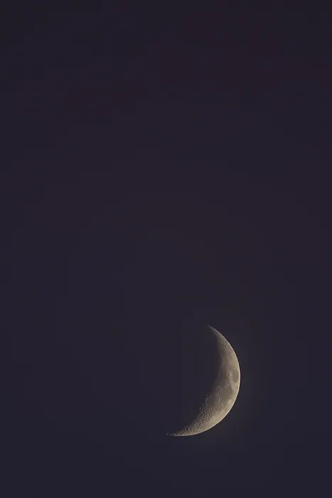 Gerahmter Druck : Kreismond in dem rötlich abendlichen Himmel.