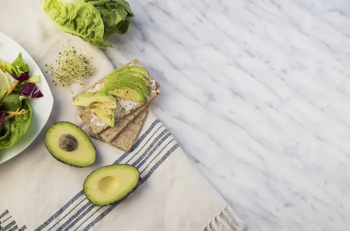 Gerahmter Druck : Krispbrötchen mit Avocadoteller. Gerahmter Druck : Krispbrötchen mit Avocadoteller.
