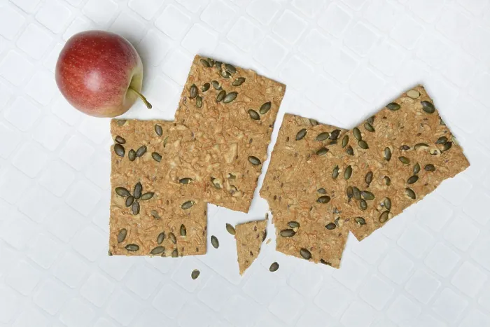 Gerahmter Druck : Krispbrots mit Samen und Apfel. Gerahmter Druck : Krispbrots mit Samen und Apfel.