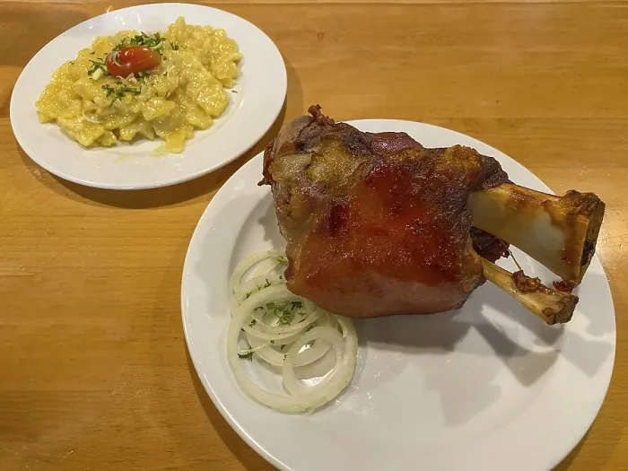 Gerahmter Druck : Knuspriger gebratener Schweinshals mit Kruste. Gerahmter Druck : Knuspriger gebratener Schweinshals mit Kruste.