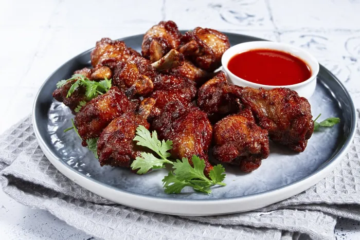 Gerahmter Druck : Krümelige Stücke frittiertes Hühnchen. Gerahmter Druck : Krümelige Stücke frittiertes Hühnchen.