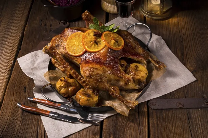 Gerahmter Druck : Knuspriger Braten Gans. Gerahmter Druck : Knuspriger Braten Gans.
