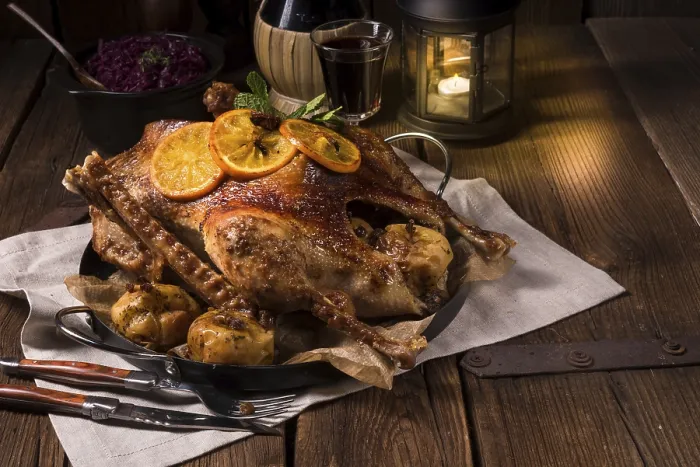 Gerahmter Druck : Knuspriger Braten-Gans. Gerahmter Druck : Knuspriger Braten-Gans.