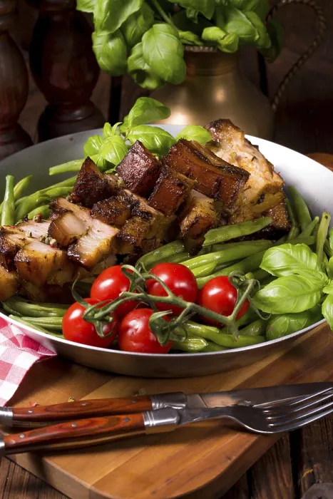 Gerahmter Druck : Knusprige Grillbraten. Gerahmter Druck : Knusprige Grillbraten.
