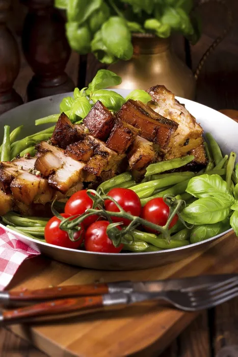 Gerahmter Druck : Knusprige Braten vom Grill. Gerahmter Druck : Knusprige Braten vom Grill.
