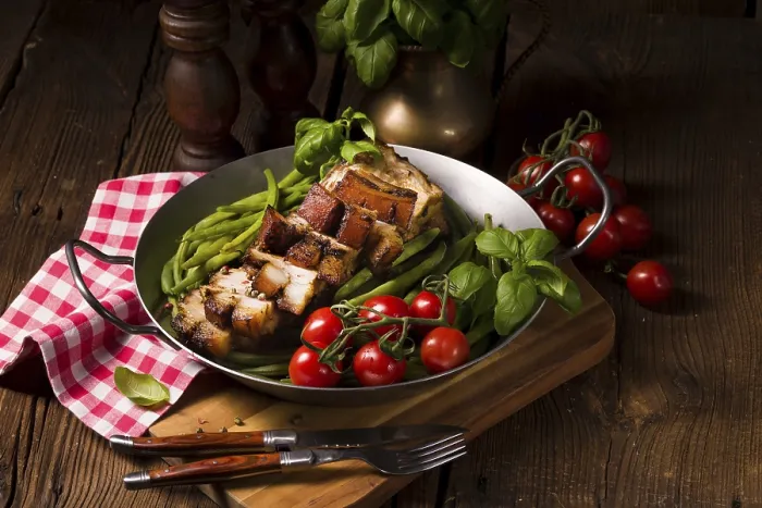 Gerahmter Druck : Knusprige Grillbraten. Gerahmter Druck : Knusprige Grillbraten.