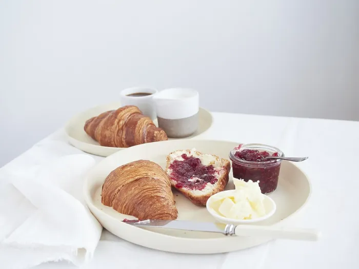 Gerahmter Druck : Croissant mit Butter und Himbeermarmelade Gerahmter Druck : Croissant mit Butter und Himbeermarmelade