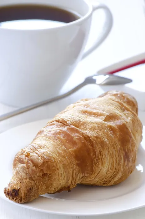 Gerahmter Druck : Croissant mit Kaffee auf einem Hintergrund. Gerahmter Druck : Croissant mit Kaffee auf einem Hintergrund.