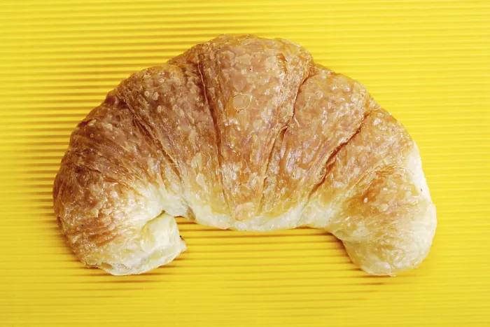 Gerahmter Druck : Croissant auf einer gelben Oberfläche. Gerahmter Druck : Croissant auf einer gelben Oberfläche.
