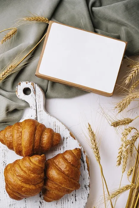 Gerahmter Druck : Croissants neben ihrer Verpackung. Gerahmter Druck : Croissants neben ihrer Verpackung.