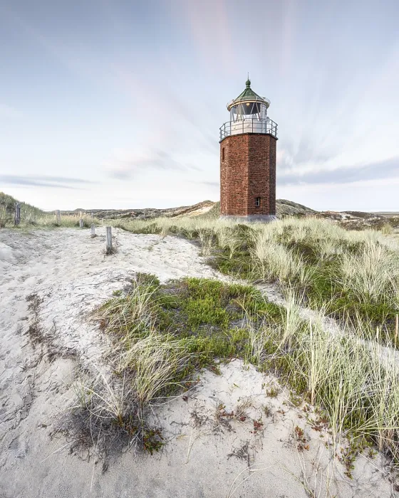 Gerahmter Druck : Kreuzlicht, Leuchtturm mit Sanddüne. Gerahmter Druck : Kreuzlicht, Leuchtturm mit Sanddüne.
