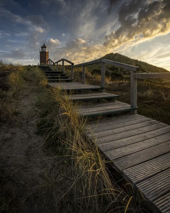 Gerahmter Druck : Kreuzlicht, Leuchtturm mit Sanddüne im Abendlicht. Gerahmter Druck : Kreuzlicht, Leuchtturm mit Sanddüne im Abendlicht.