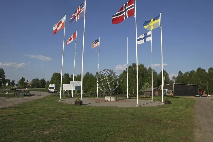 Gerahmter Druck : Überschreitung des Polarkreises in Pello, mit Replik eines Globus, Lappland, Finnland, Skandinavien Gerahmter Druck : Überschreitung des Polarkreises in Pello, mit Replik eines Globus, Lappland, Finnland, Skandinavien