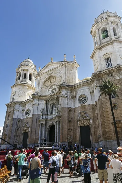 Gerahmter Druck : Menge vor der Kathedrale von Cádiz. Gerahmter Druck : Menge vor der Kathedrale von Cádiz.