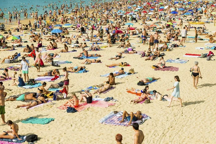 Gerahmter Druck : Überlaufenes Strand mit Menschen im August.