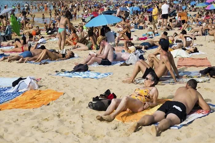 Gerahmter Druck : Überlaufenes Strand mit Menschen im August. Gerahmter Druck : Überlaufenes Strand mit Menschen im August.
