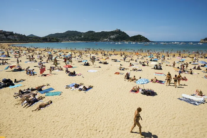 Gerahmter Druck : Voller Strand mit Menschen im August. Gerahmter Druck : Voller Strand mit Menschen im August.