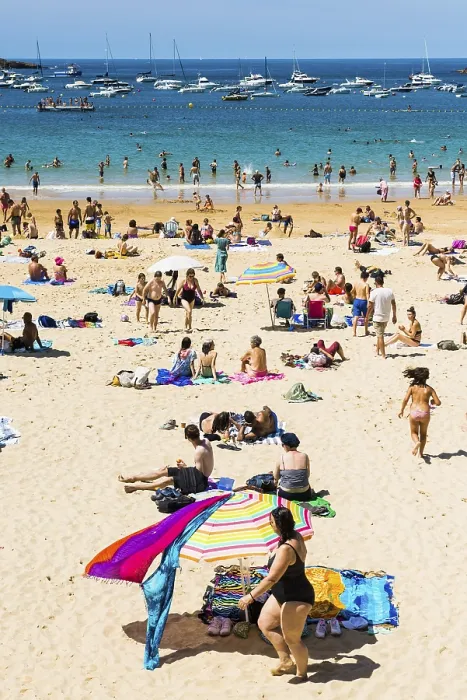 Gerahmter Druck : Überlaufenes Strand mit Menschen im August. Gerahmter Druck : Überlaufenes Strand mit Menschen im August.