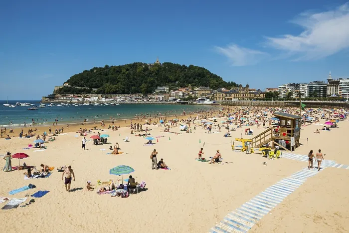 Gerahmter Druck : Überfüllter Strand mit Menschen im August. Gerahmter Druck : Überfüllter Strand mit Menschen im August.