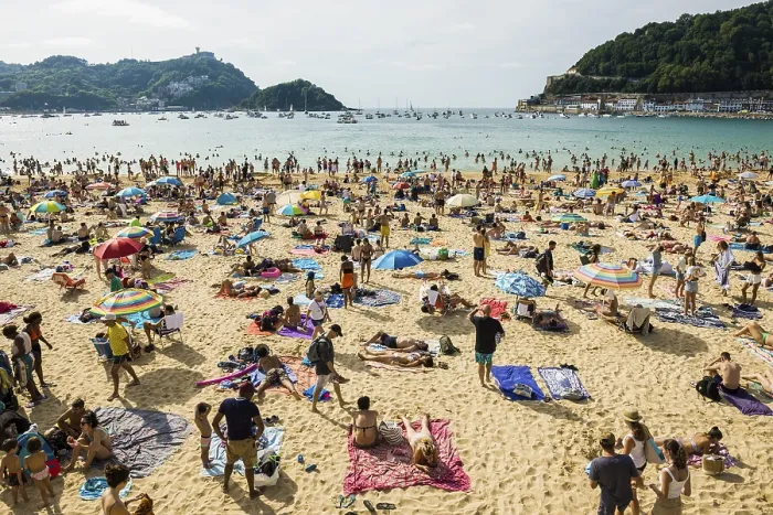 Gerahmter Druck : Überfüllter Strand mit Menschen im August. Gerahmter Druck : Überfüllter Strand mit Menschen im August.
