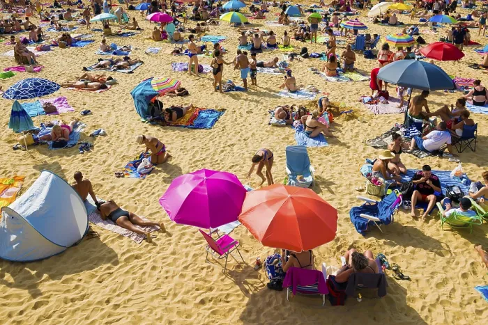 Gerahmter Druck : Überfüllter Strand mit Menschen im August. Gerahmter Druck : Überfüllter Strand mit Menschen im August.