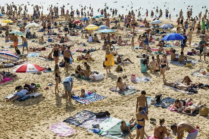 Gerahmter Druck : Überfüllter Strand mit Menschen im August. Gerahmter Druck : Überfüllter Strand mit Menschen im August.
