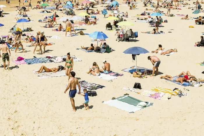 Gerahmter Druck : Überfüllter Strand mit Menschen im August. Gerahmter Druck : Überfüllter Strand mit Menschen im August.