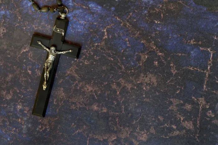 Gerahmter Druck : Kreuz auf schwarzem Hintergrund Gerahmter Druck : Kreuz auf schwarzem Hintergrund