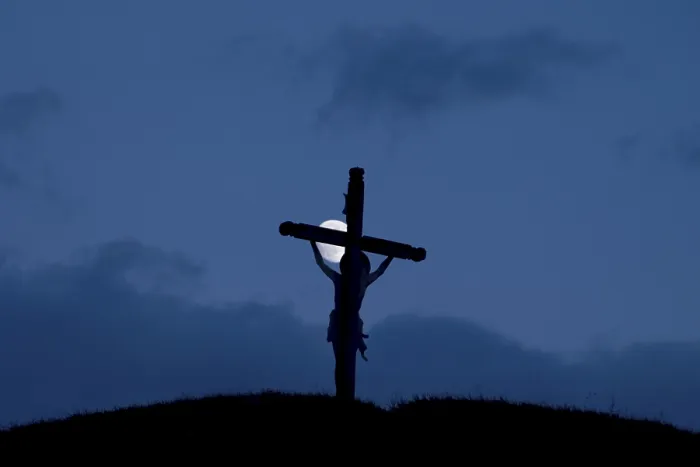 Gerahmter Druck : Kreuz unter Mondschein. Gerahmter Druck : Kreuz unter Mondschein.