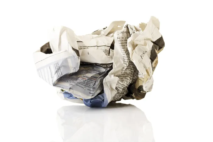 Gerahmter Druck : Verknülltes Papier. Gerahmter Druck : Verknülltes Papier.
