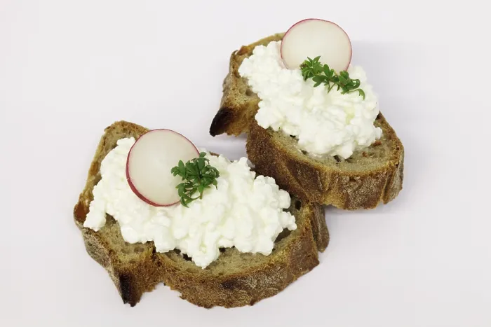 Gerahmter Druck : Brot mit Kruste und Sahne-Käse. Gerahmter Druck : Brot mit Kruste und Sahne-Käse.