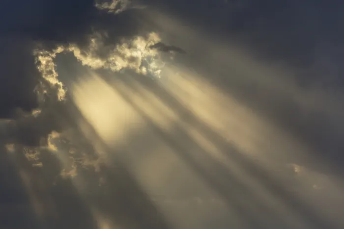 Gerahmter Druck : Wolkenbank und Sonnenstrahlen am Abend.