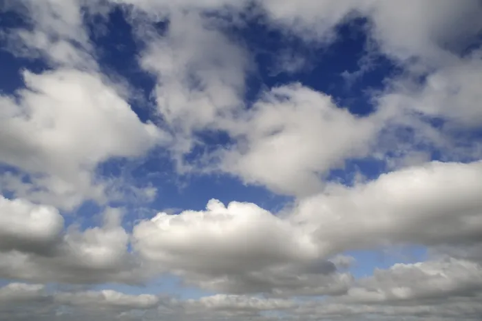 Gerahmter Druck : Wolken von Cumulus oder Altocumuluswolken. Gerahmter Druck : Wolken von Cumulus oder Altocumuluswolken.