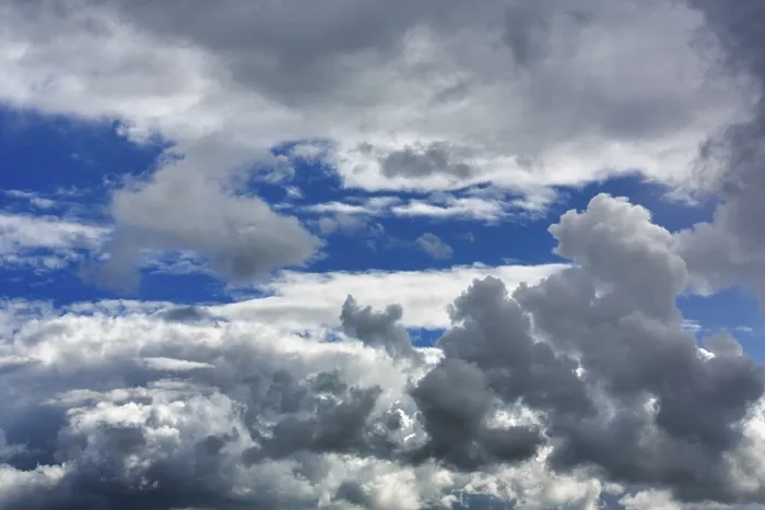 Gerahmter Druck : Kumuluswolken im blauen Himmel, Vollformat. Gerahmter Druck : Kumuluswolken im blauen Himmel, Vollformat.