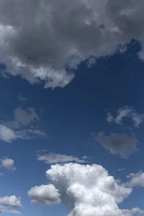 Gerahmter Druck : Wolken von Cumulus-Typ (Cumulus), über einer Regenwolke. Gerahmter Druck : Wolken von Cumulus-Typ (Cumulus), über einer Regenwolke.