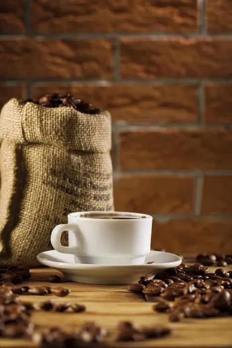 Gerahmter Druck : Kaffeebohnen in Tasse und Beutel. Gerahmter Druck : Kaffeebohnen in Tasse und Beutel.