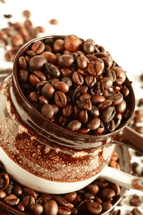 Gerahmter Druck : Tasse Kaffeebohnen auf weiß. Gerahmter Druck : Tasse Kaffeebohnen auf weiß.