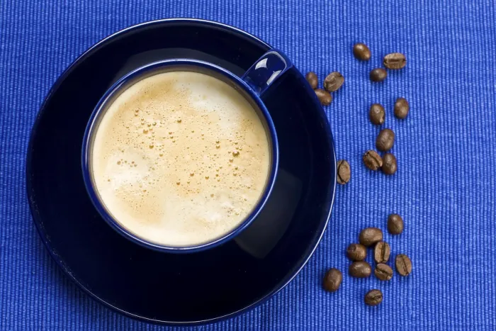 Gerahmter Druck : Tasse Kaffee in Blau. Gerahmter Druck : Tasse Kaffee in Blau.