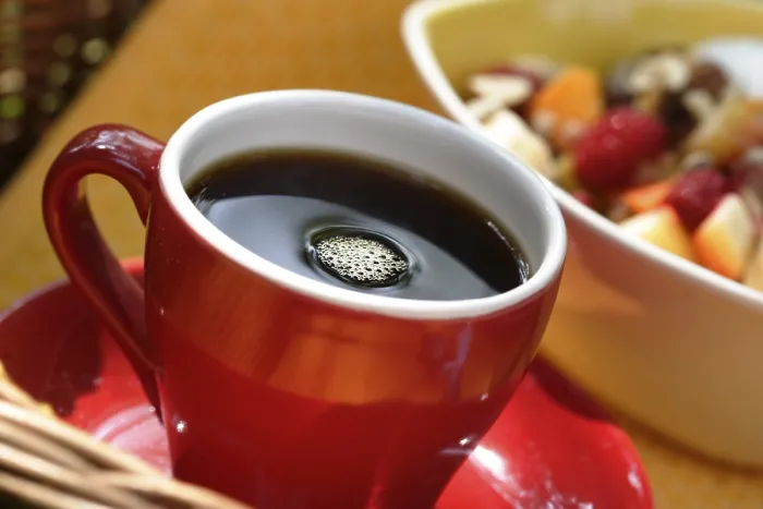 Gerahmter Druck : Kaffeebecher, Haferflocken im Hintergrund. Gerahmter Druck : Kaffeebecher, Haferflocken im Hintergrund.